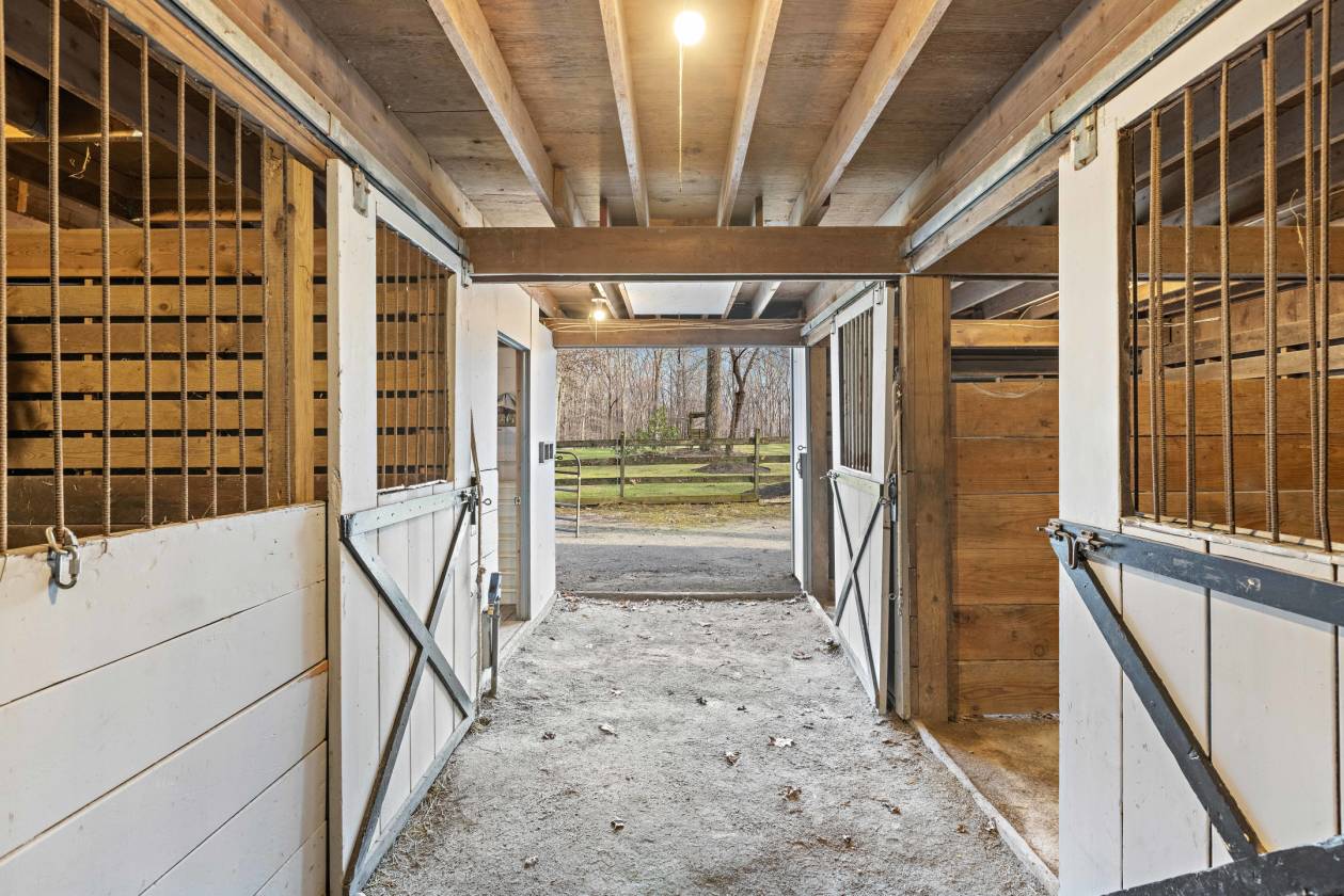 *MAJESTIC EQUESTRIAN PROPERTY WITH 3 STALL CENTER AISLE BARN w
