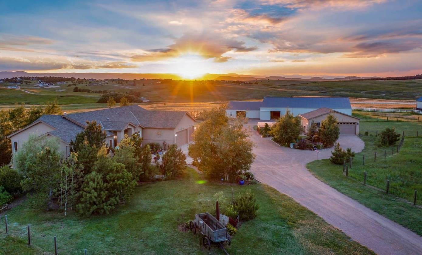 GORGEOUS RANCHER*VIEWS* INDOOR ARENA* 35 ACRES - photo 1