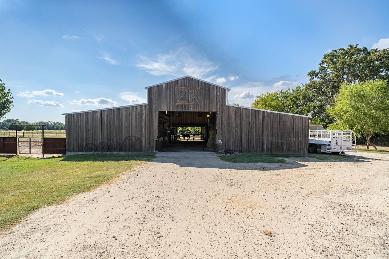 Equestrian Ranch with 4 stall barn, arena, pond and second
