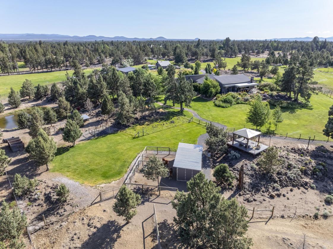 Contemporary NE Bend Horse Property - photo 23