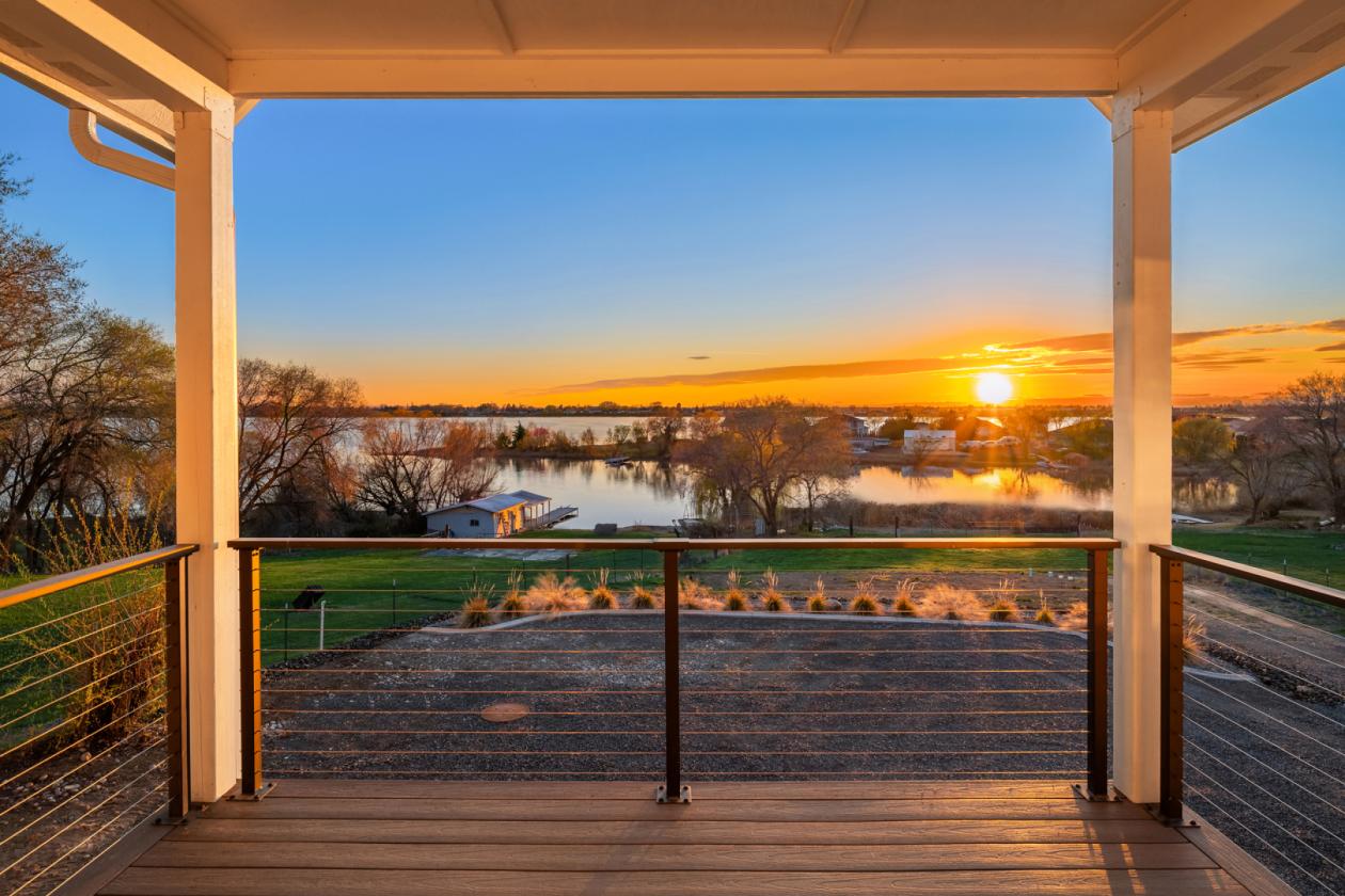 LAKEFRONT EQUESTRIAN ESTATE- TURNKEY, MULTI-USE - photo 4