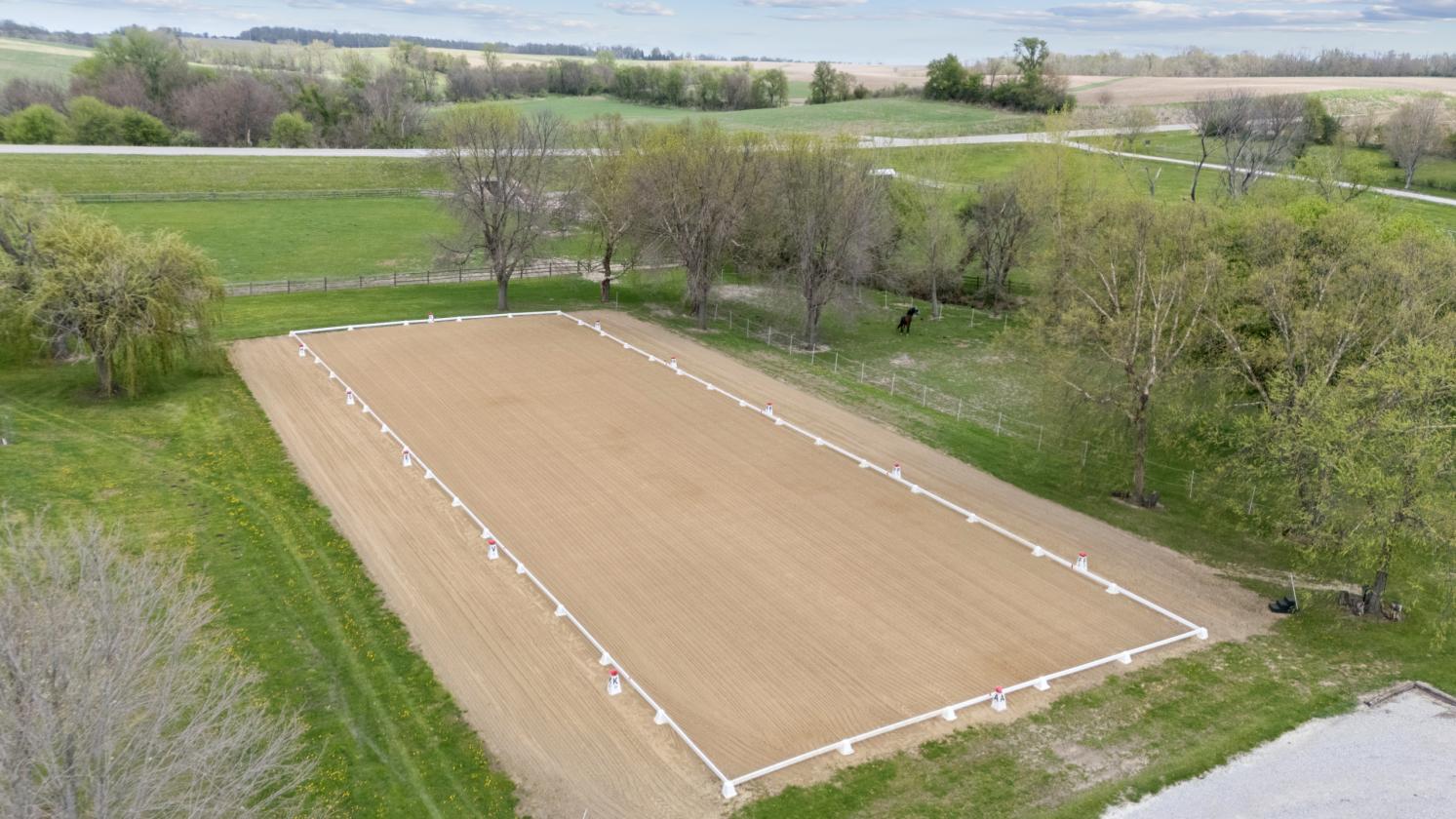 Beautiful Horse Farm with Indoor and Outdoor arena - photo 3