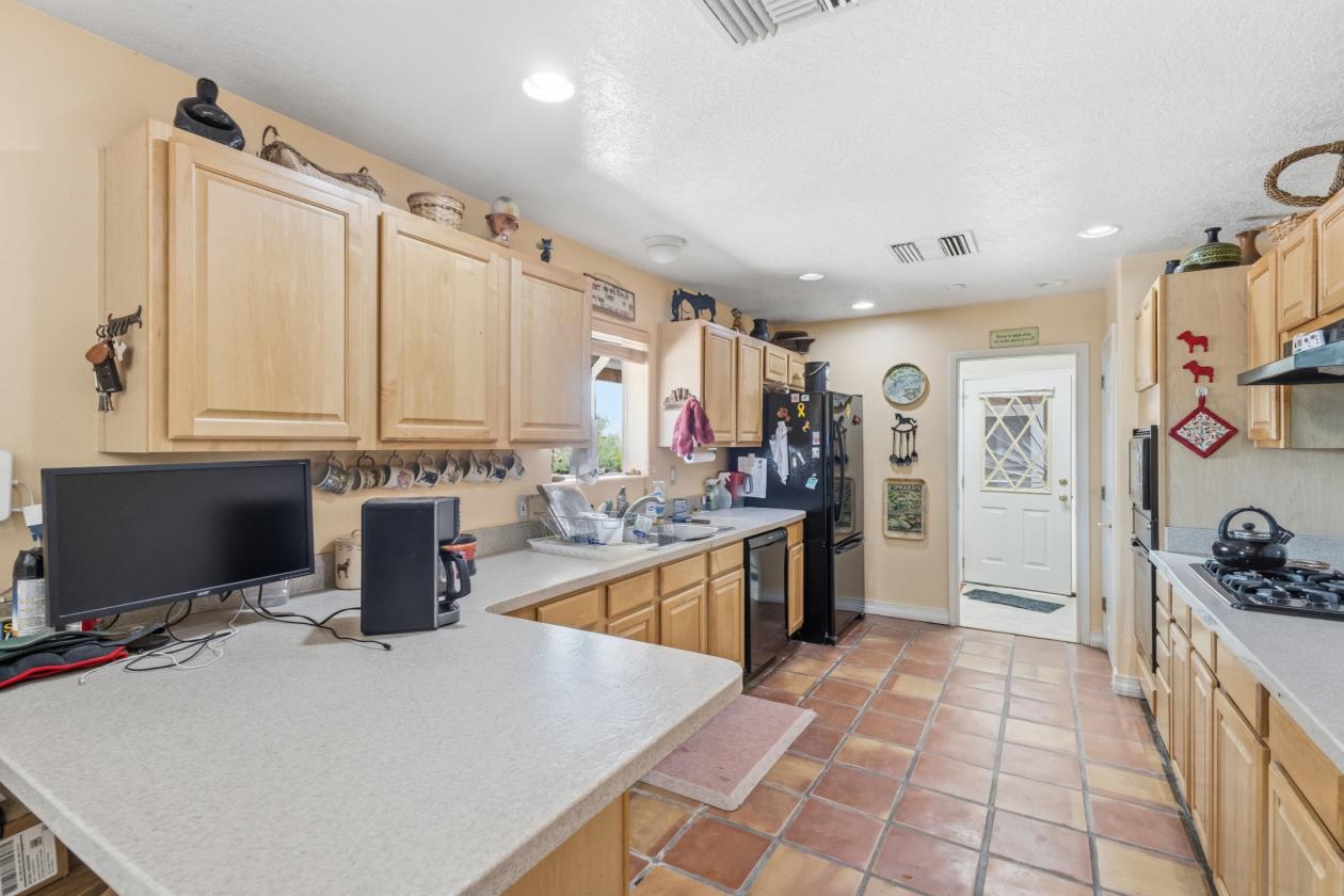Well maintained horse property - photo 17