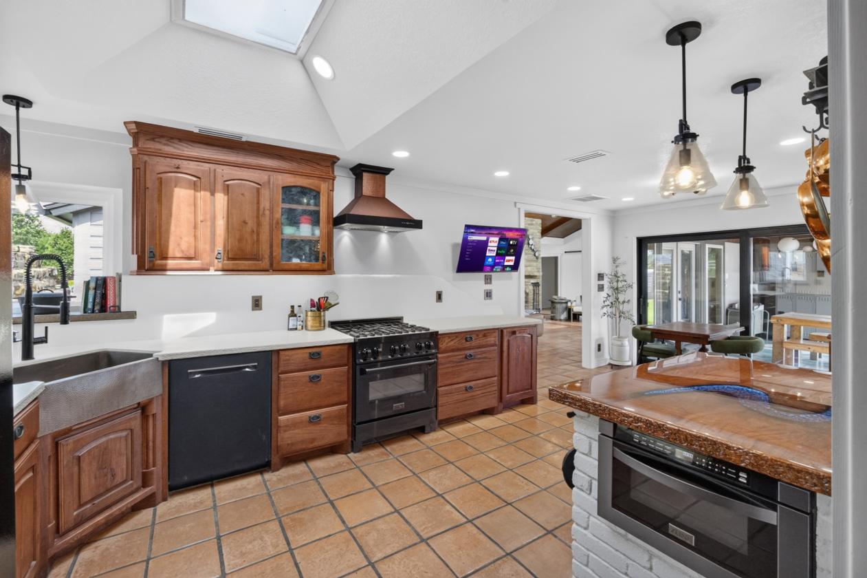 3.8 Acres Just Minutes Away from the City - photo 10