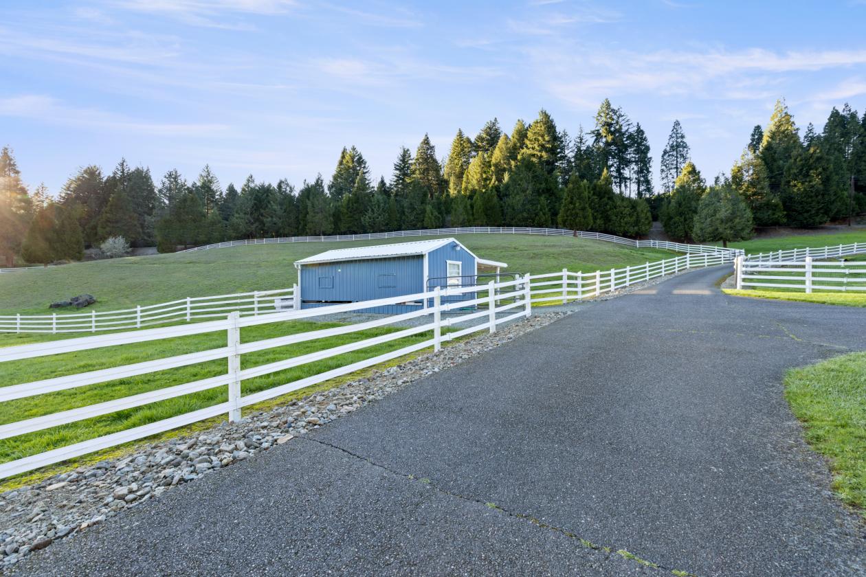 Experience True Country Living on This S. Oregon Estate - photo 30