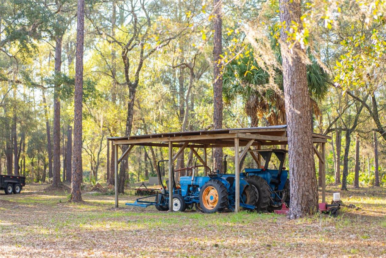 10 Acre Lakefront Estate w. 400k acre Trail Access - photo 11