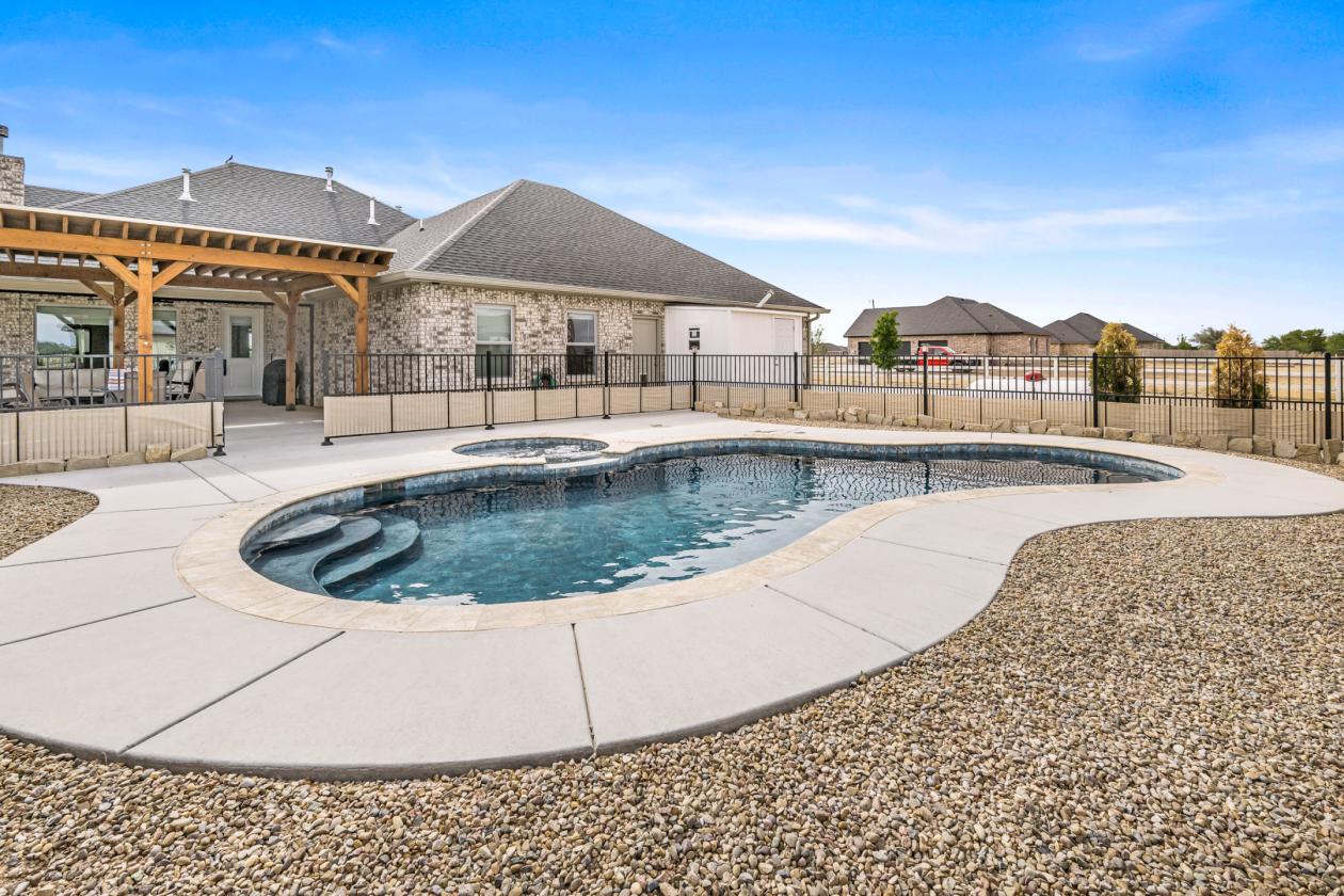 Beautiful Horse Property with a Pool! - photo 11