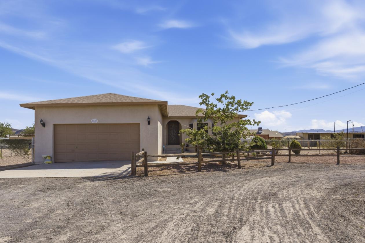 Turnkey horse property with 3 stalls and mnt views - photo 1