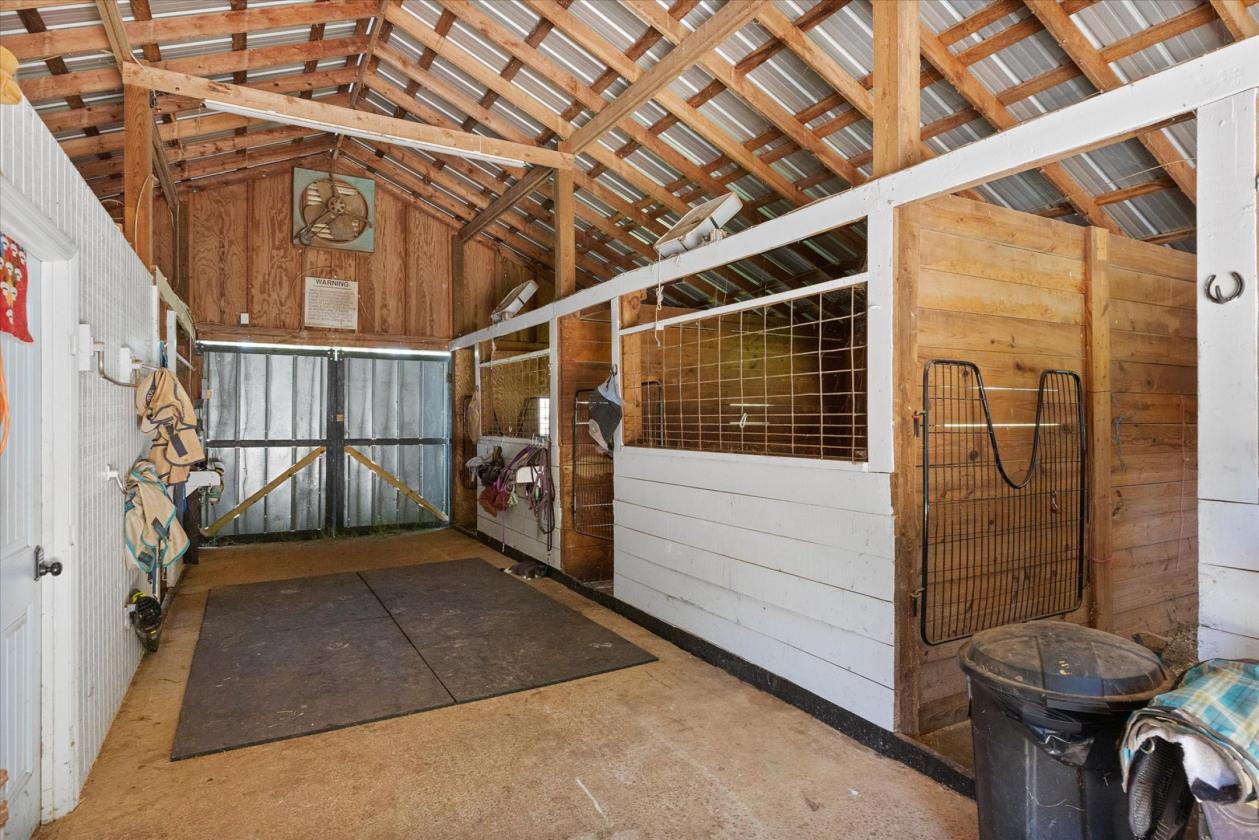 Gorgeous equestrian estate with 2 homes!! - photo 16