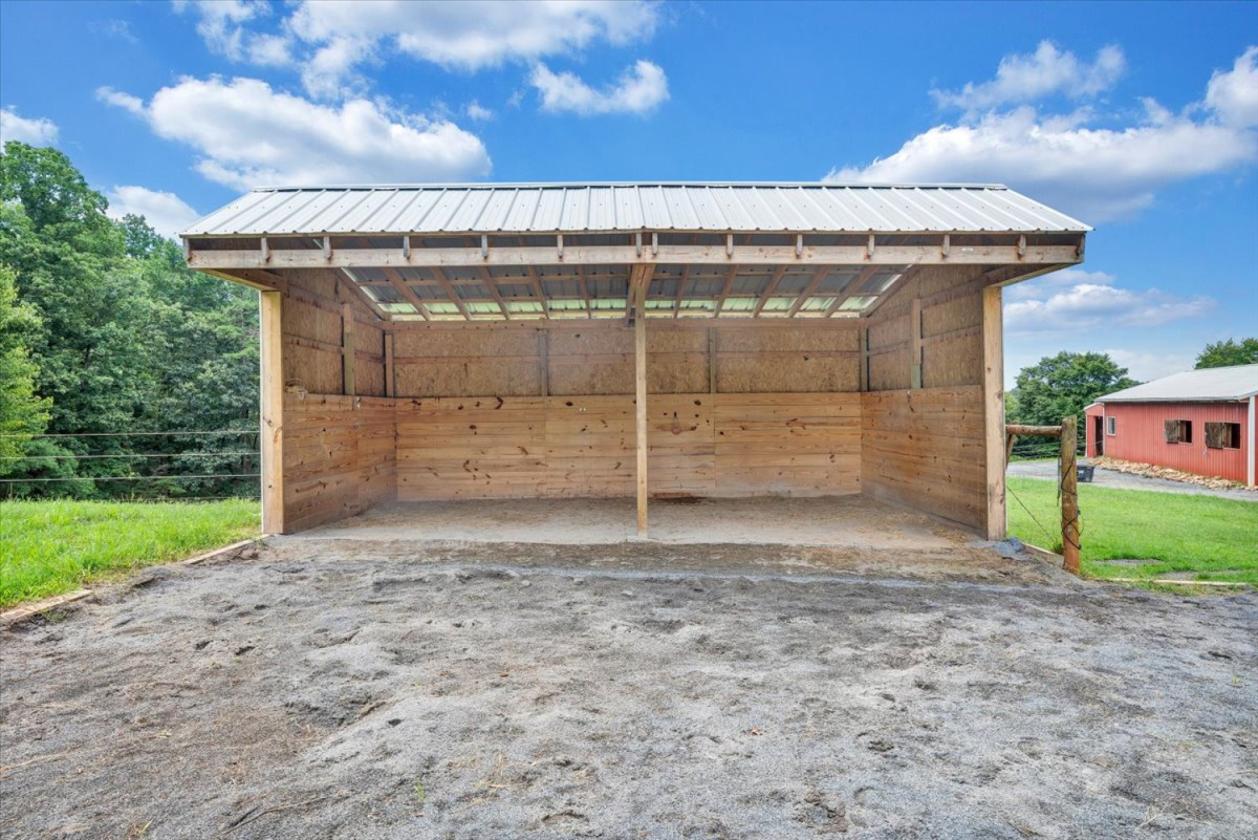 Private Setting Horse Farm - photo 17