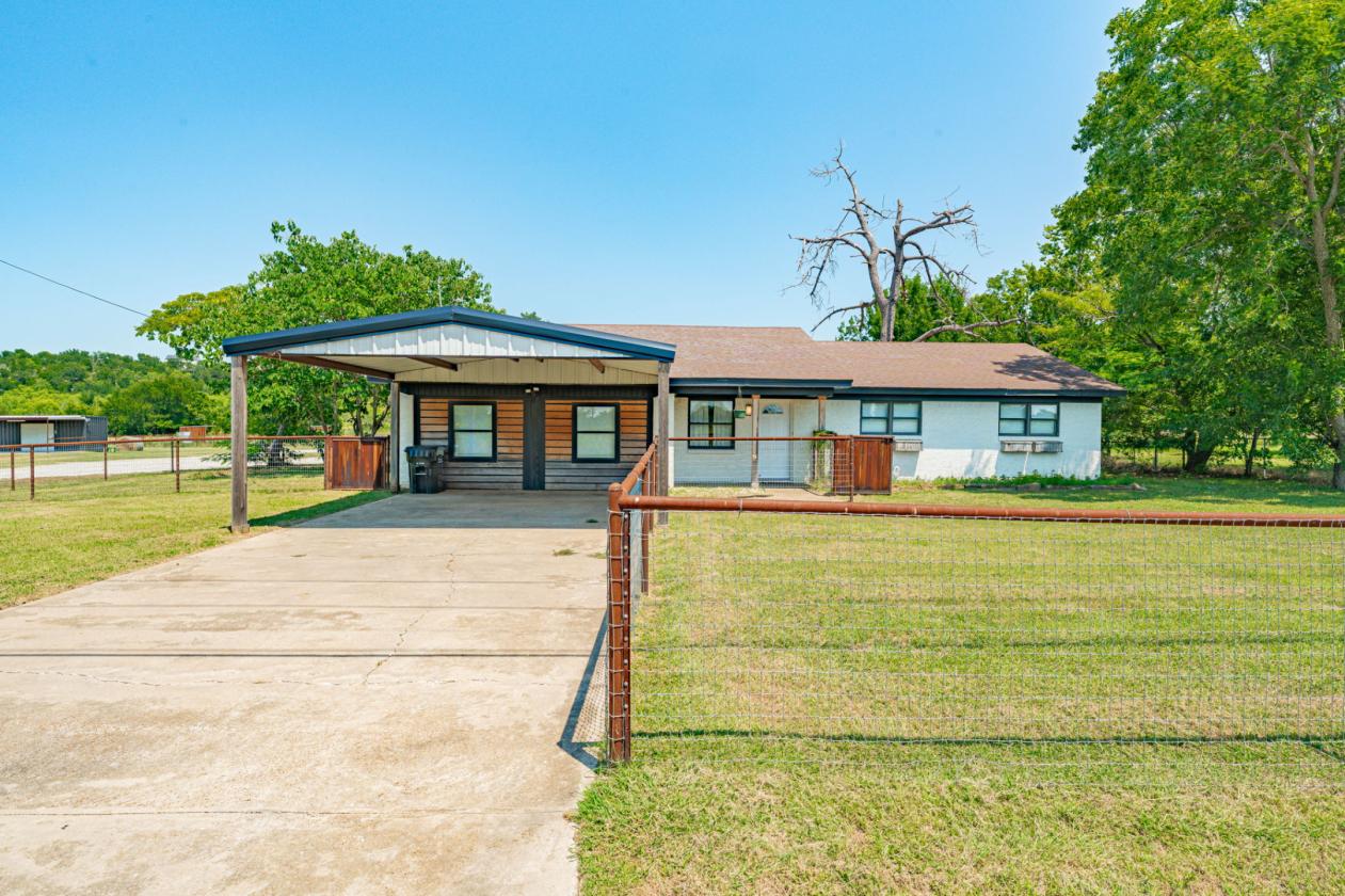 Fully Furnished Horse Property - Arena - Pool - photo 3