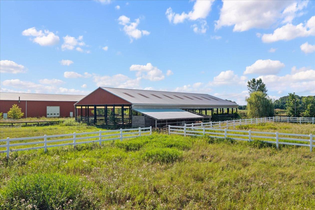 ST. CLAIR - 40 ACRE - 27 STALL - INDOOR ARENA - photo 18