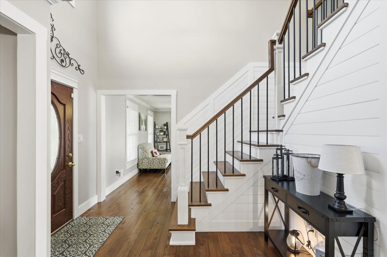 Luxury Farmhouse Residence Equestrian Suitable! - photo 7