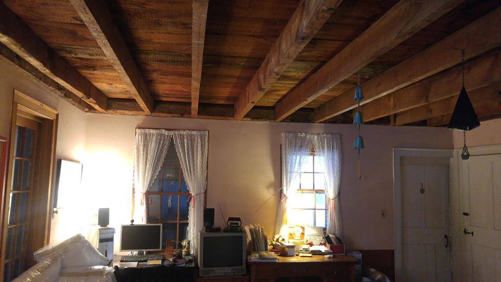 Classic antique centerchimney cape with large 2story, 3 stall barn