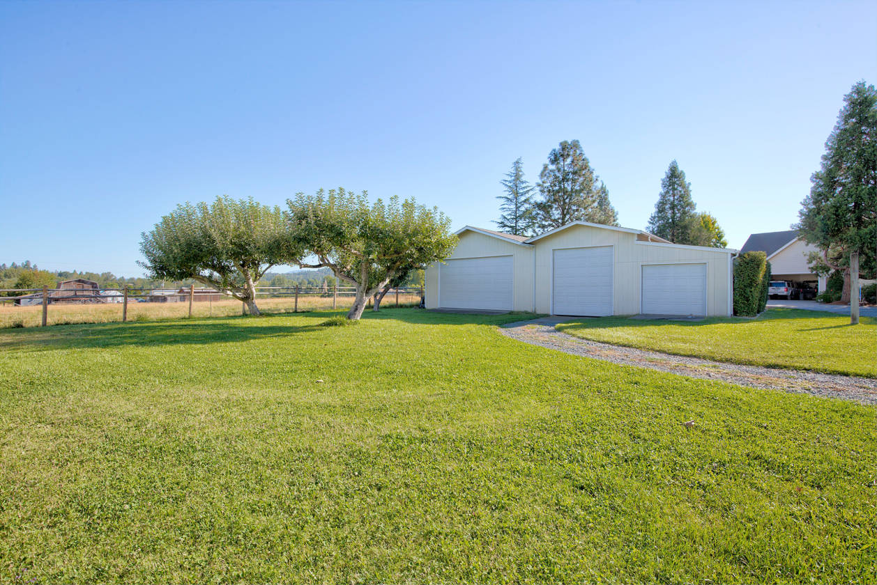 Elegant Gated Equestrian Estate in So. Oregon with MultiFamily