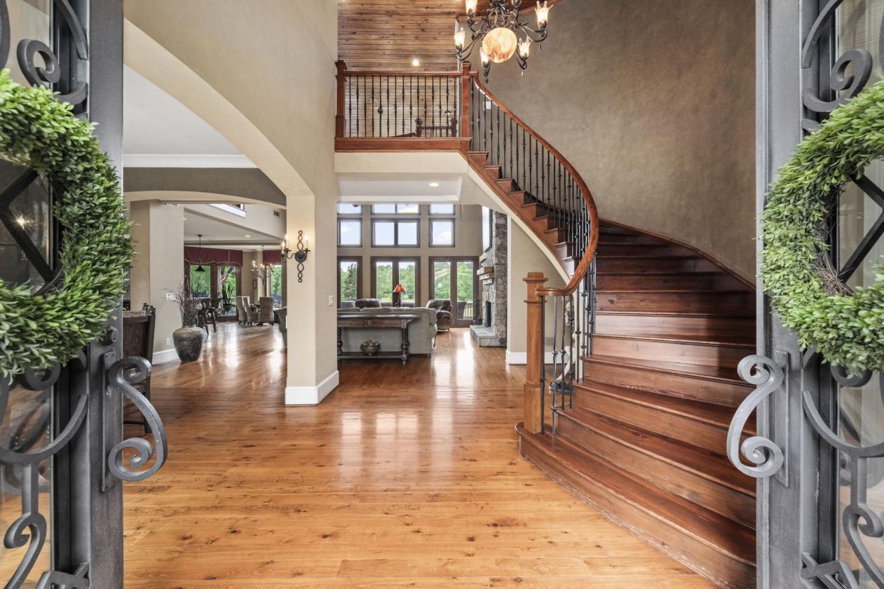 Luxury Estate on 2022 Acres with Helicopter Hangar - photo 6