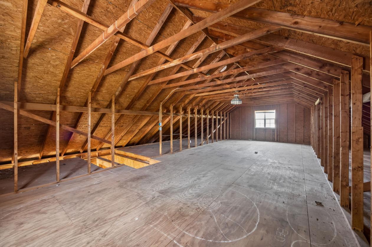 LUXURY MEETS COUNTRY LIFE ON 7.5 PICTURESQUE ACRES - photo 26