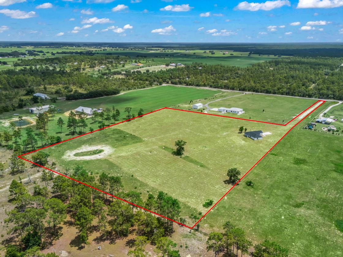 Fully Fenced Custom Home on 10 Acres - photo 2