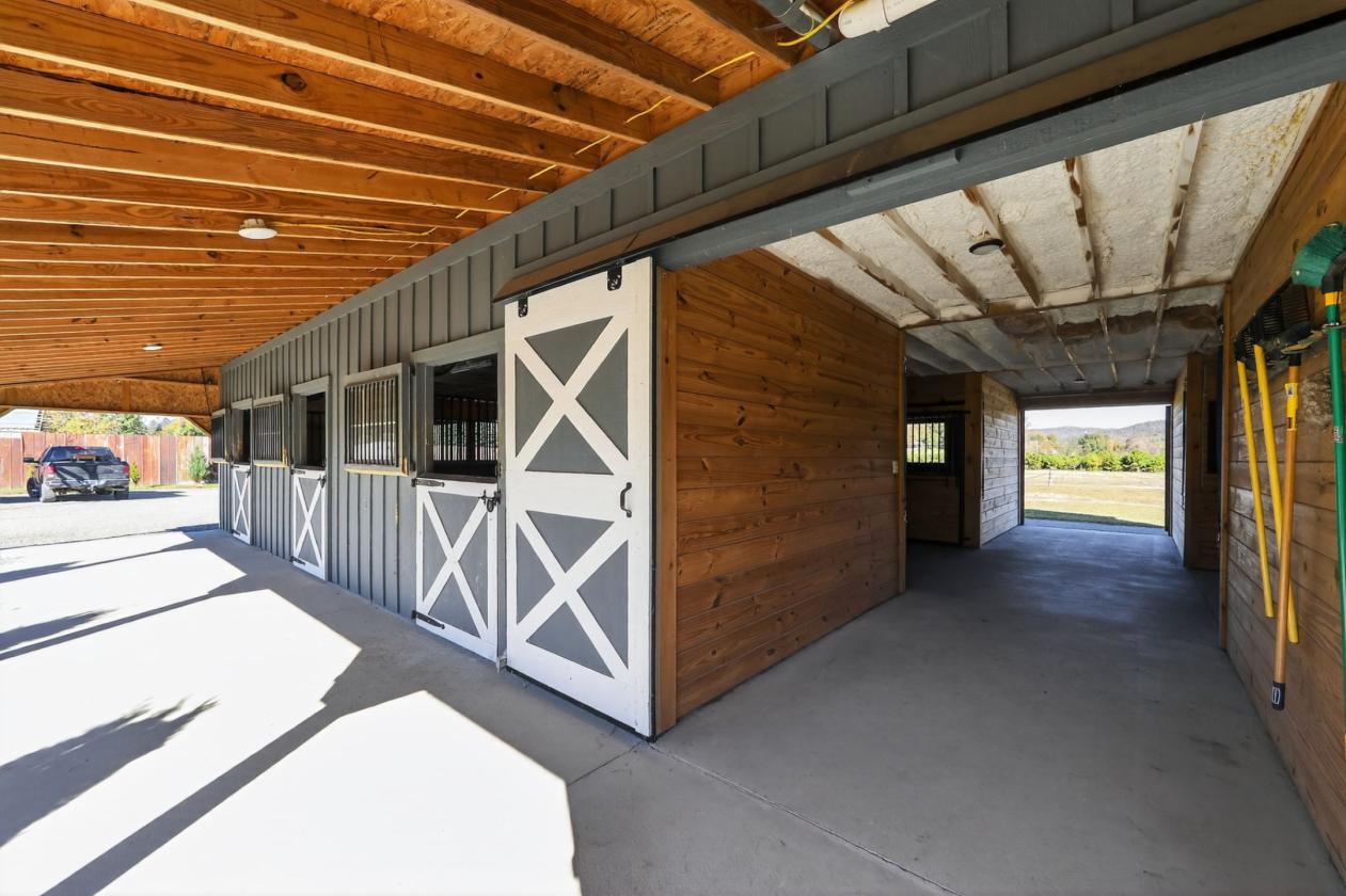 8 Stall Equestrian Farm & Training Facility - photo 23