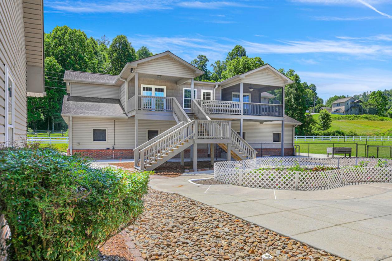 Stunning Equestrian Estate on 17 Acres - photo 7