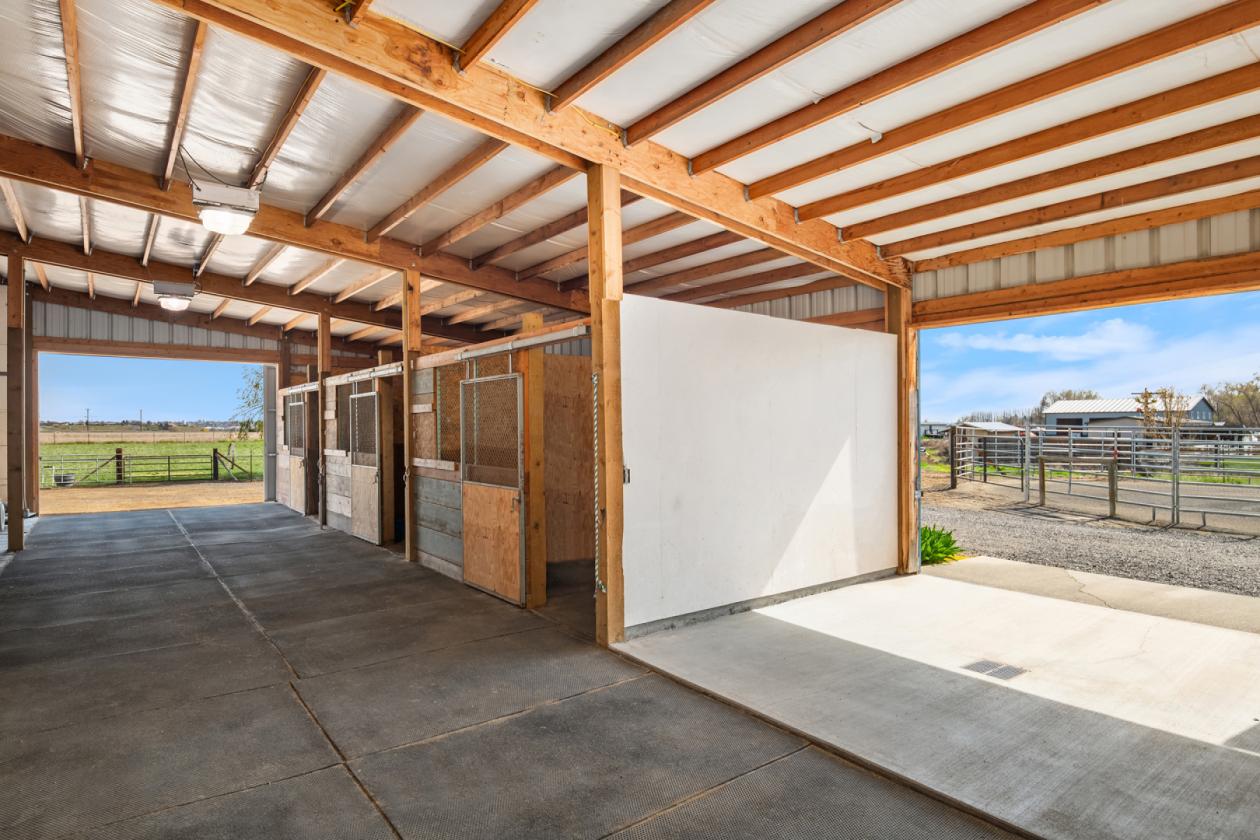 LAKEFRONT EQUESTRIAN ESTATE- TURNKEY, MULTI-USE - photo 23