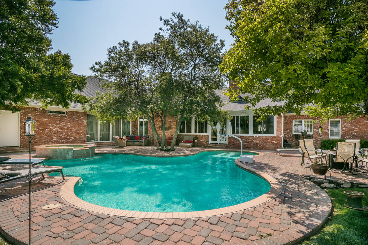 Equestrian estate with indoor & outdoor arenas and beautiful home