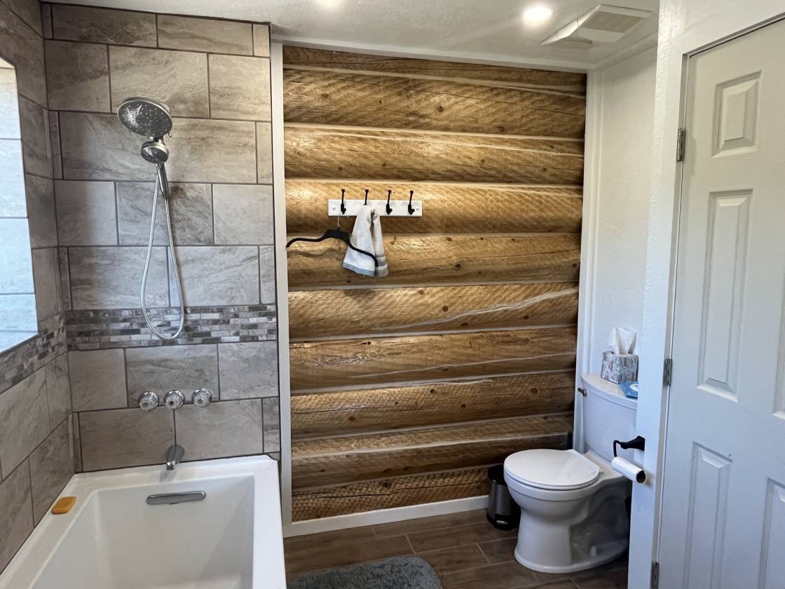 Luxury Lodge on 27 Acres with guest cabin - photo 4