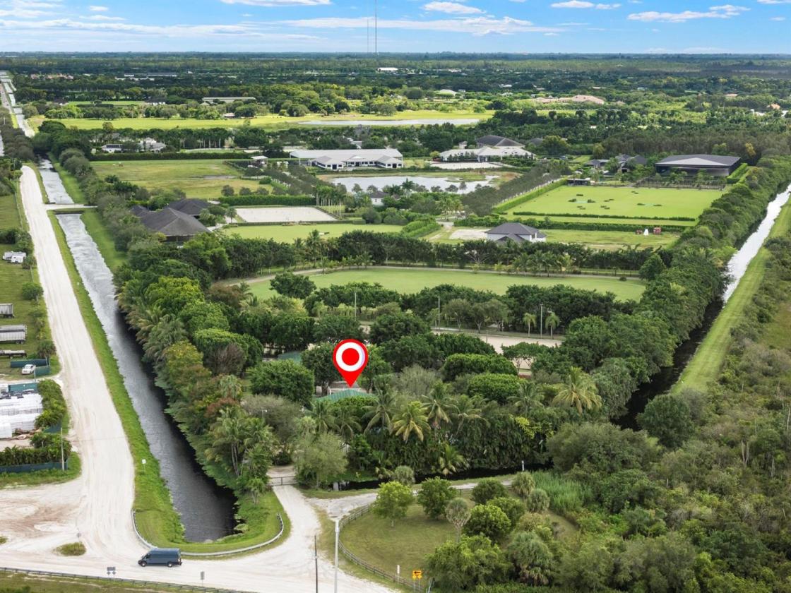 Horse Farm 11 Acres w/ 50 Stalls + groom cottages - photo 5