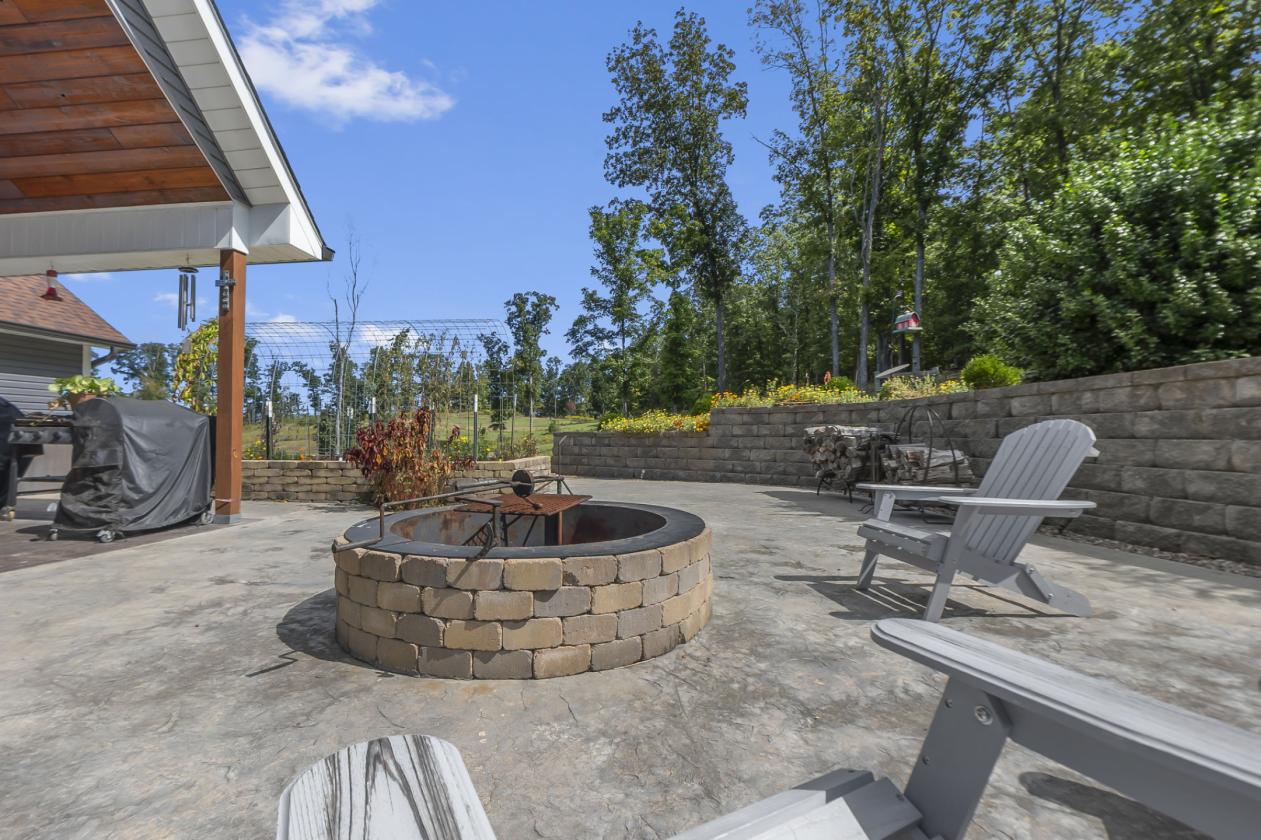 31 Acres, 5-Stall Barn & Luxury Home - photo 17