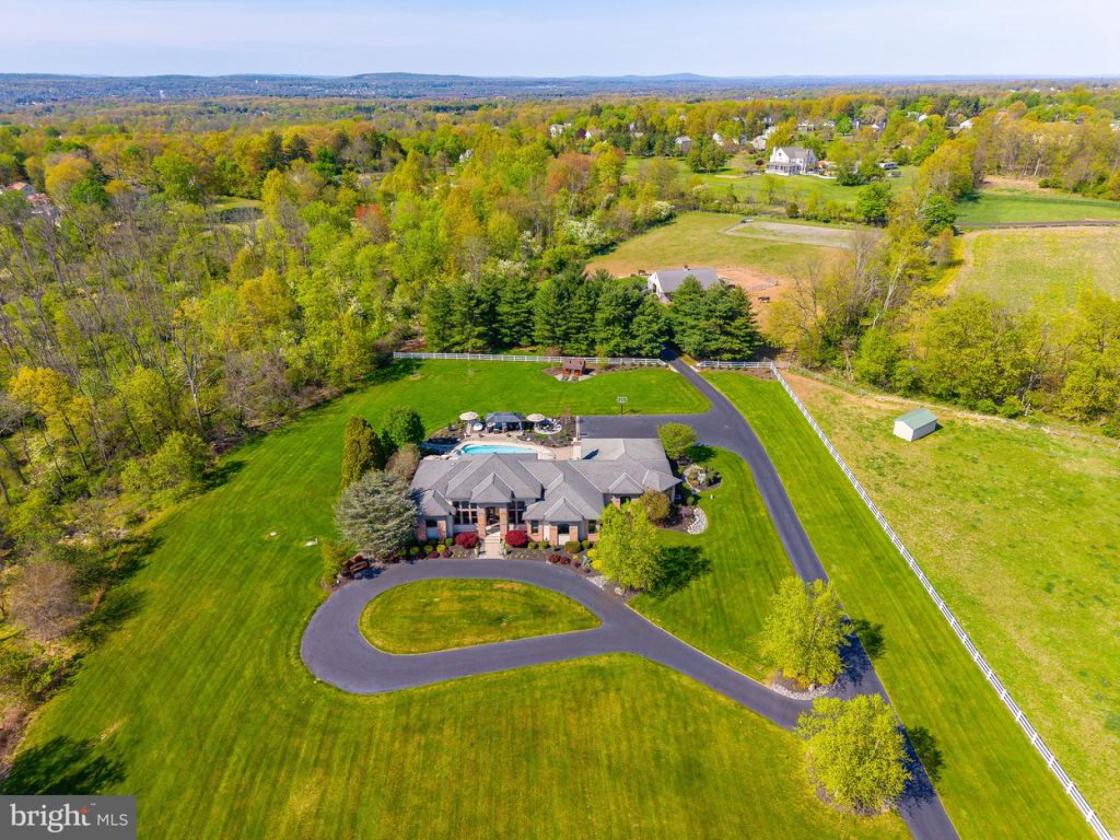 Luxury Equestrian Estate with 4-Stall Barn & Arena - photo 2