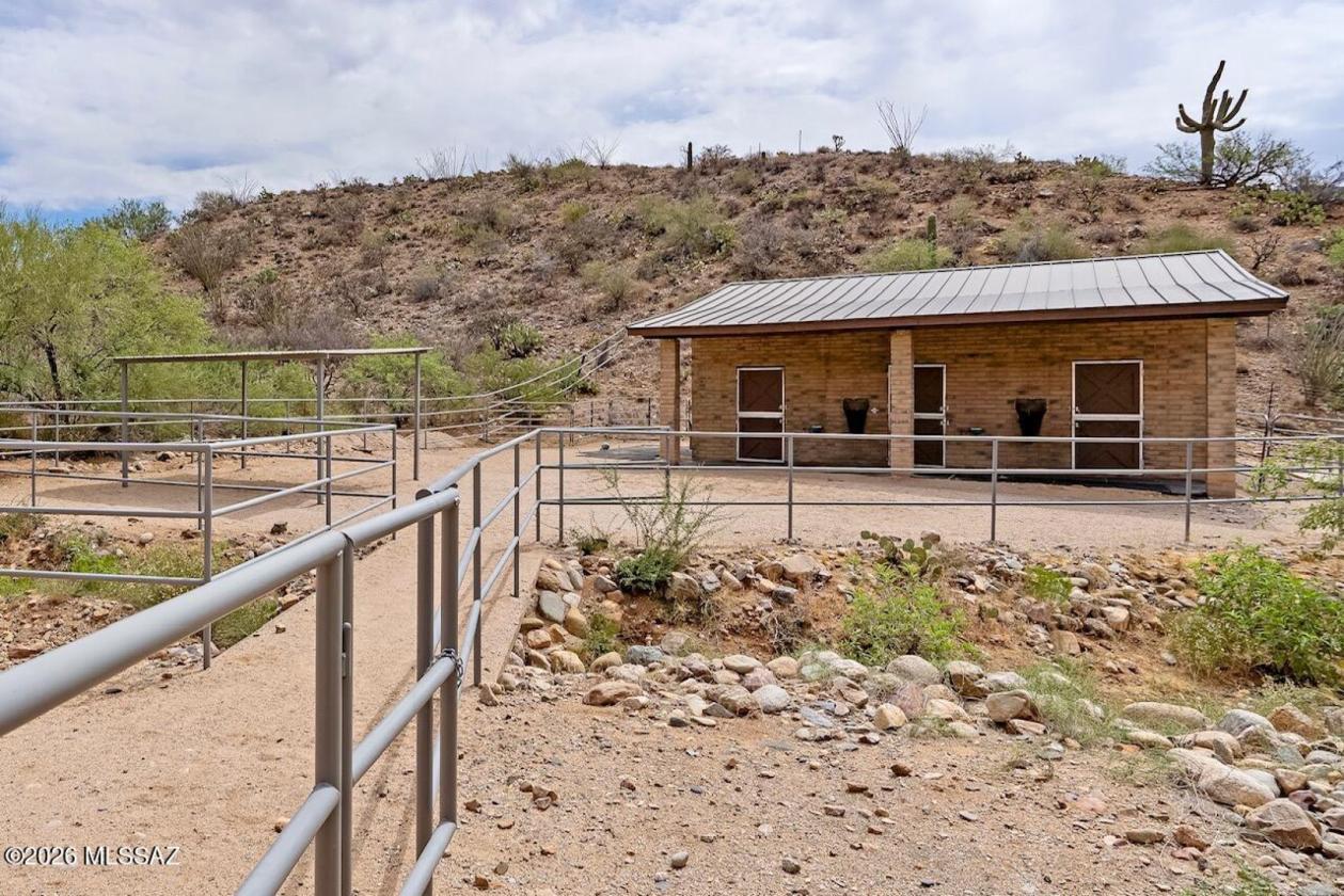 Private Ranch Estate with Stables - photo 11