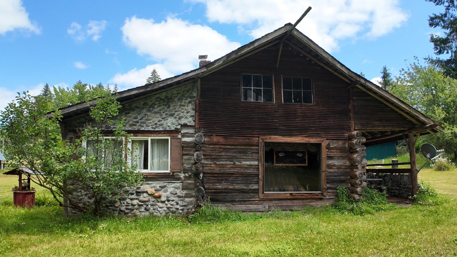 1 CABIN 1 COTTAGE 2 BARNS 4.5 ACRES - photo 14