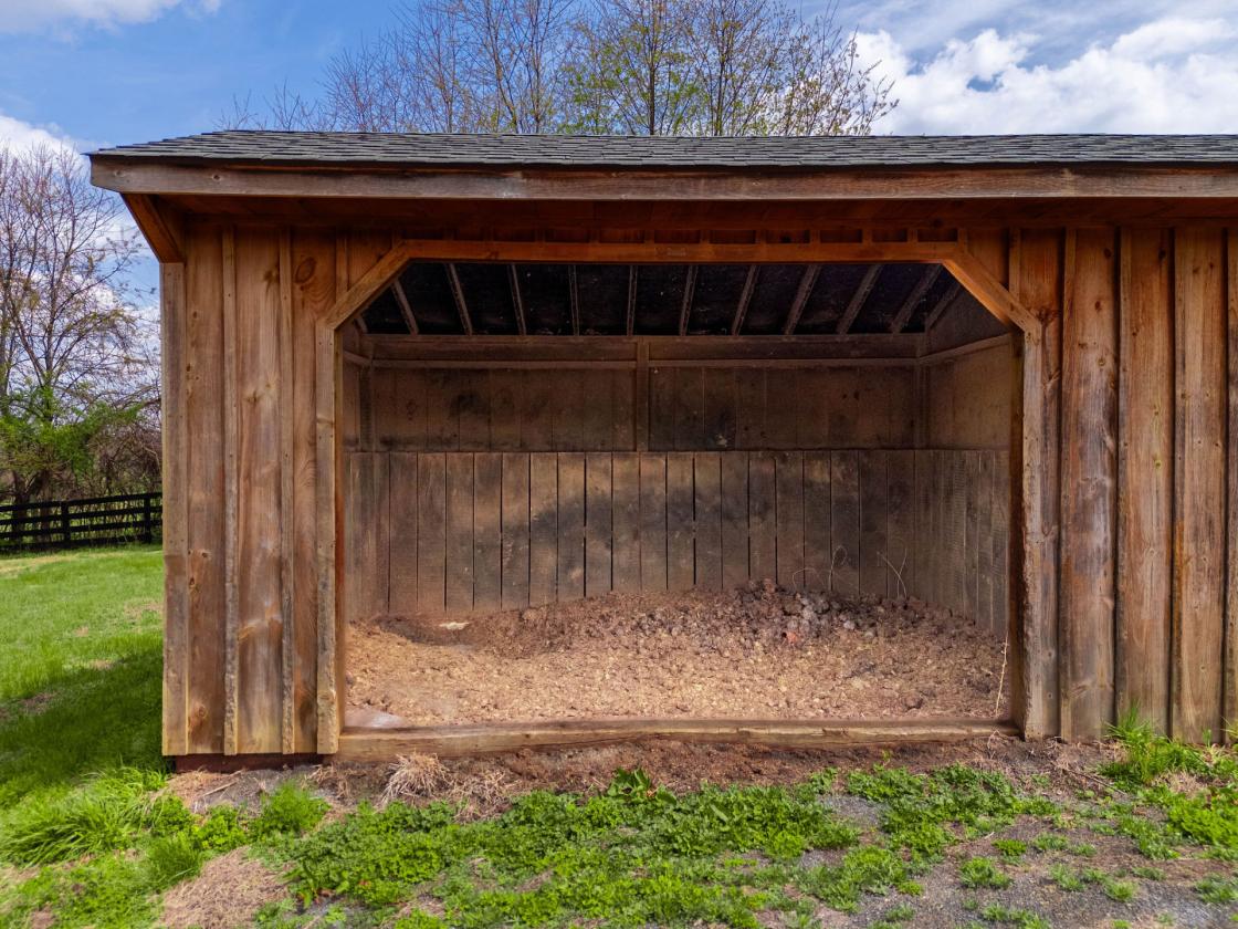 Modern log home and equestrian property with views - photo 10