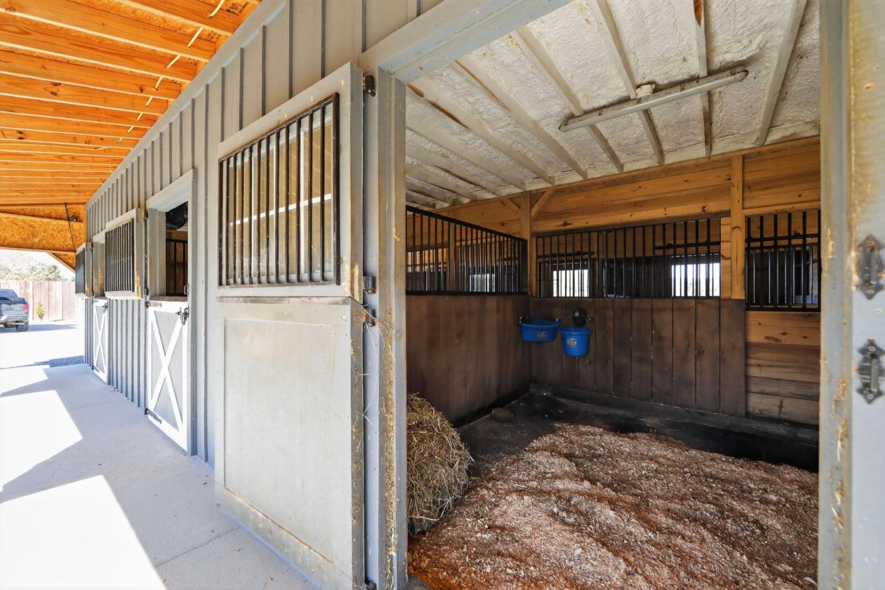 8 Stall Equestrian Farm & Training Facility - photo 25