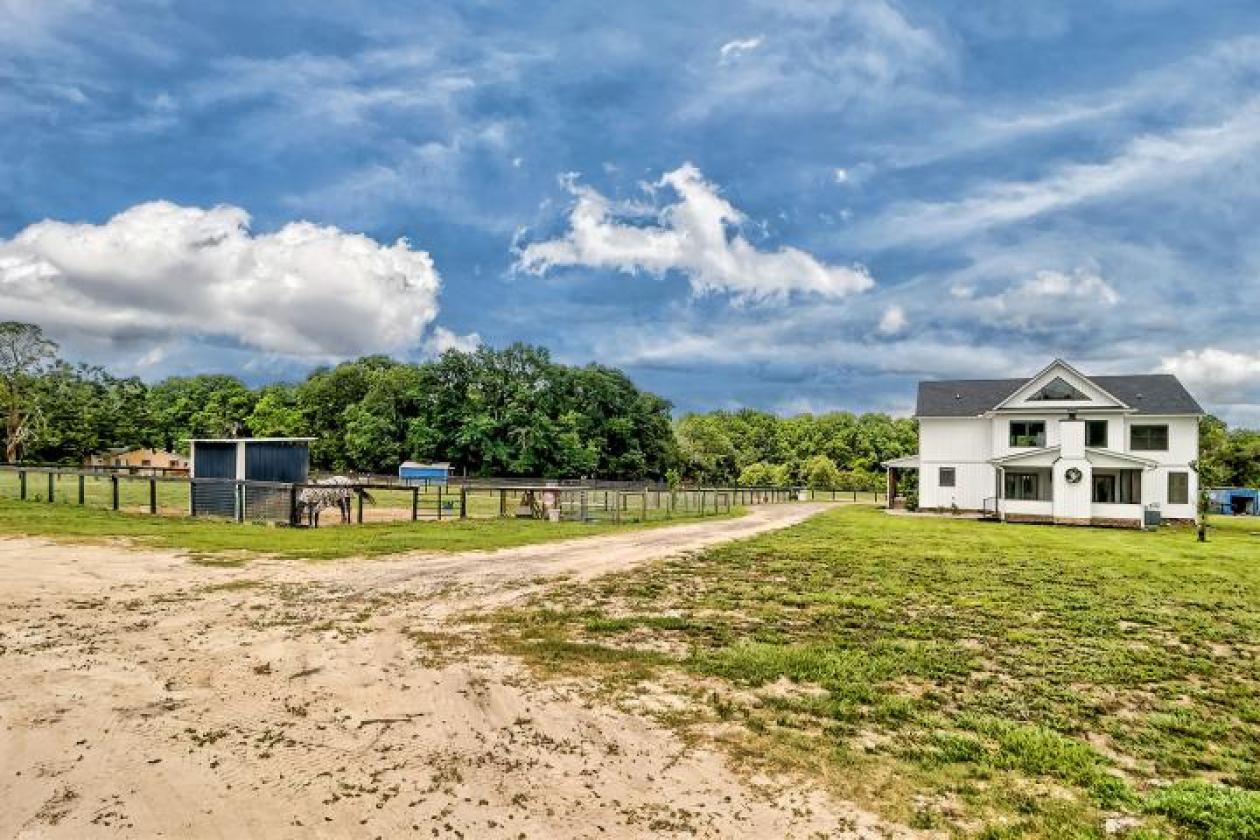 32.84 ACRES. EQUESTRIAN FACILITIES. - photo 8