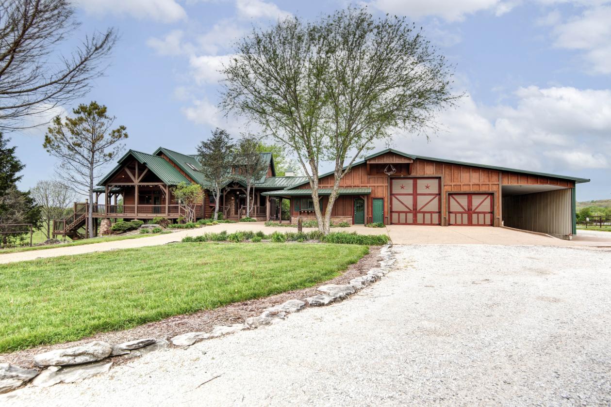 Gated estate located on a gently rolling 33 acres - photo 1