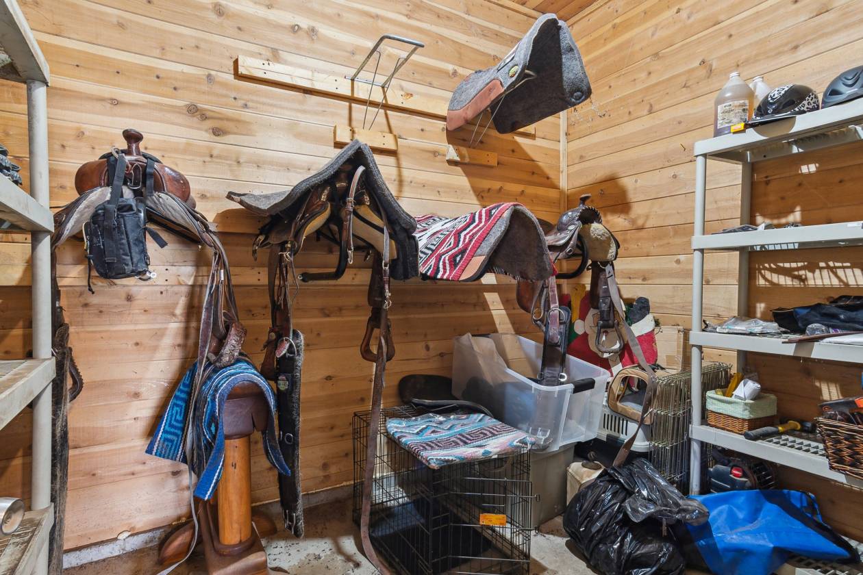 Beautiful equestrian estate on private all sports - photo 9