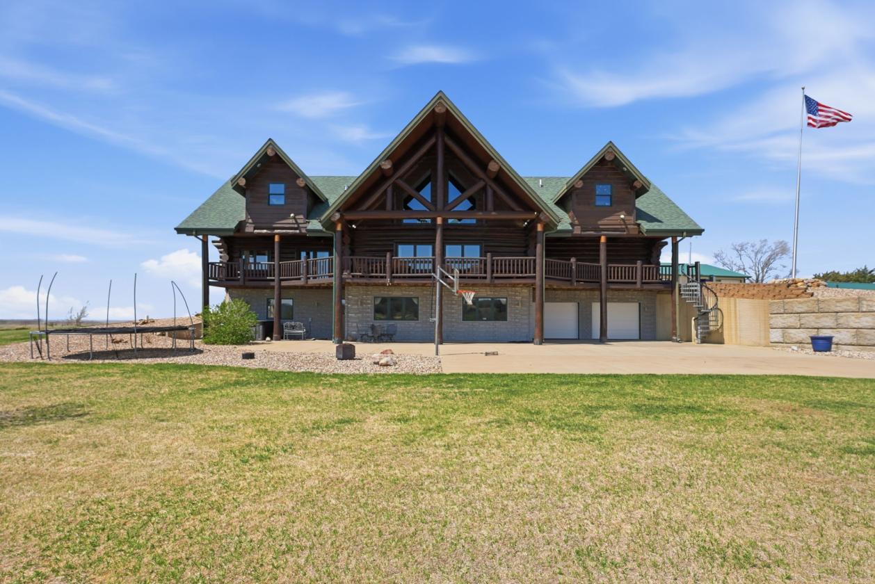 Luxury Log Home, Equestrian Lifestyle, 18 Acres - photo 6
