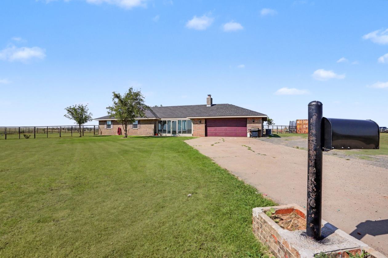 HOME ON 2.61 ACRES WITH HORSE PEN - photo 5