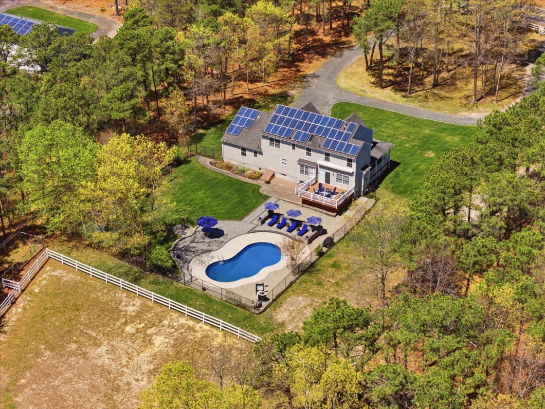 Luxury Farmhouse Residence Equestrian Suitable! - photo 23