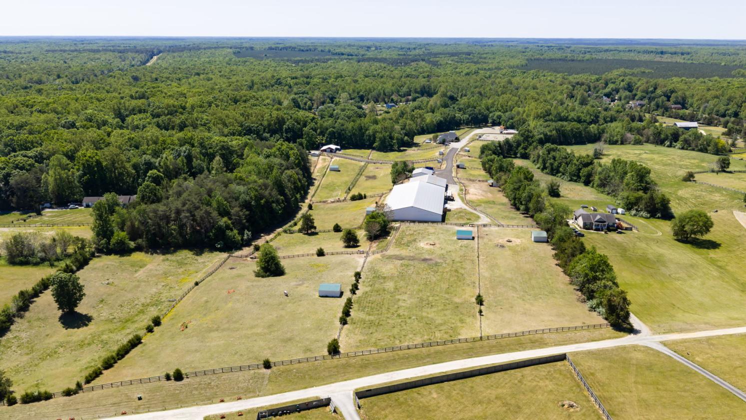 EKG Stables: 36-Acre Turnkey Equestrian Paradise - photo 12