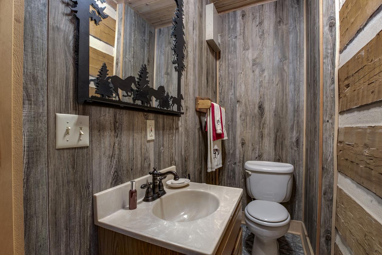Beautiful log home on 33.95 acres - photo 25