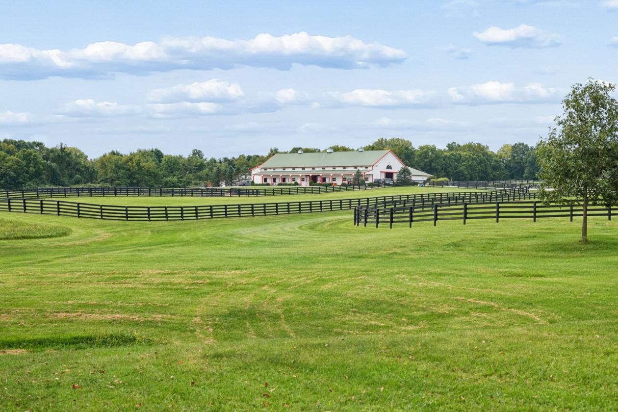 Rare Acreage. Private Equestrian Estate. - photo 1