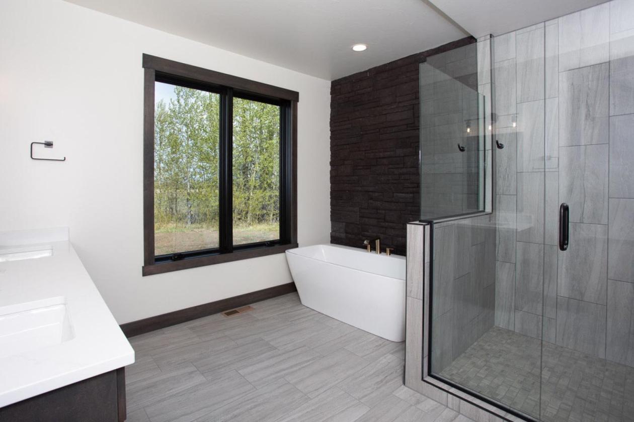 Stunning New Home w/ Mountain Views on 5.2 acres - photo 19