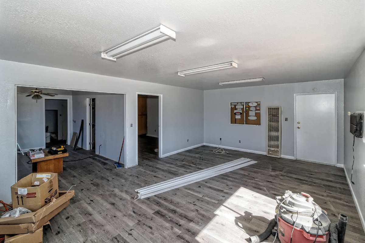 Equestrian Estate with 4 Barns, 3 sided covered arena &... Hesperia, San Bernardino County