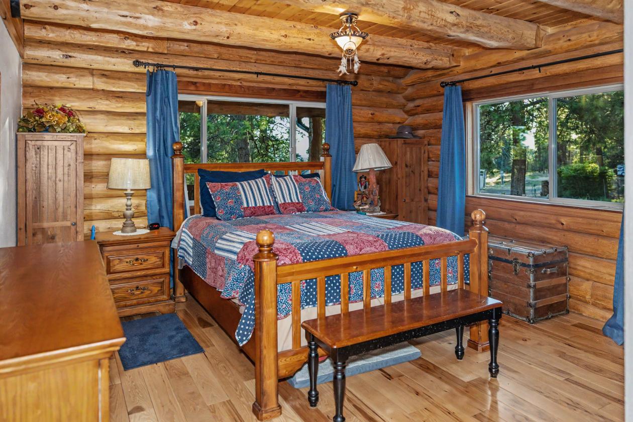 Stunning Log Home on 38.7 ac w/ barn & round pen - photo 11