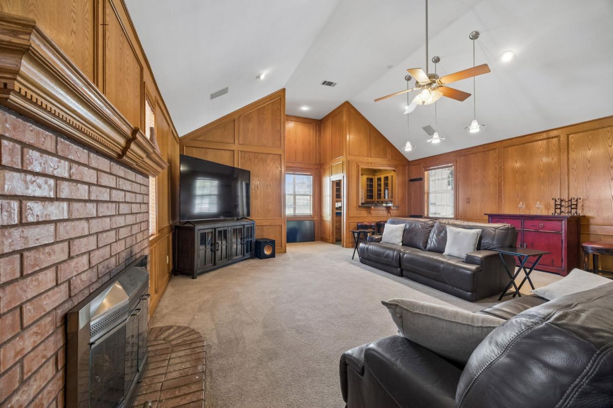 LUXURY MEETS COUNTRY LIFE ON 7.5 PICTURESQUE ACRES - photo 15