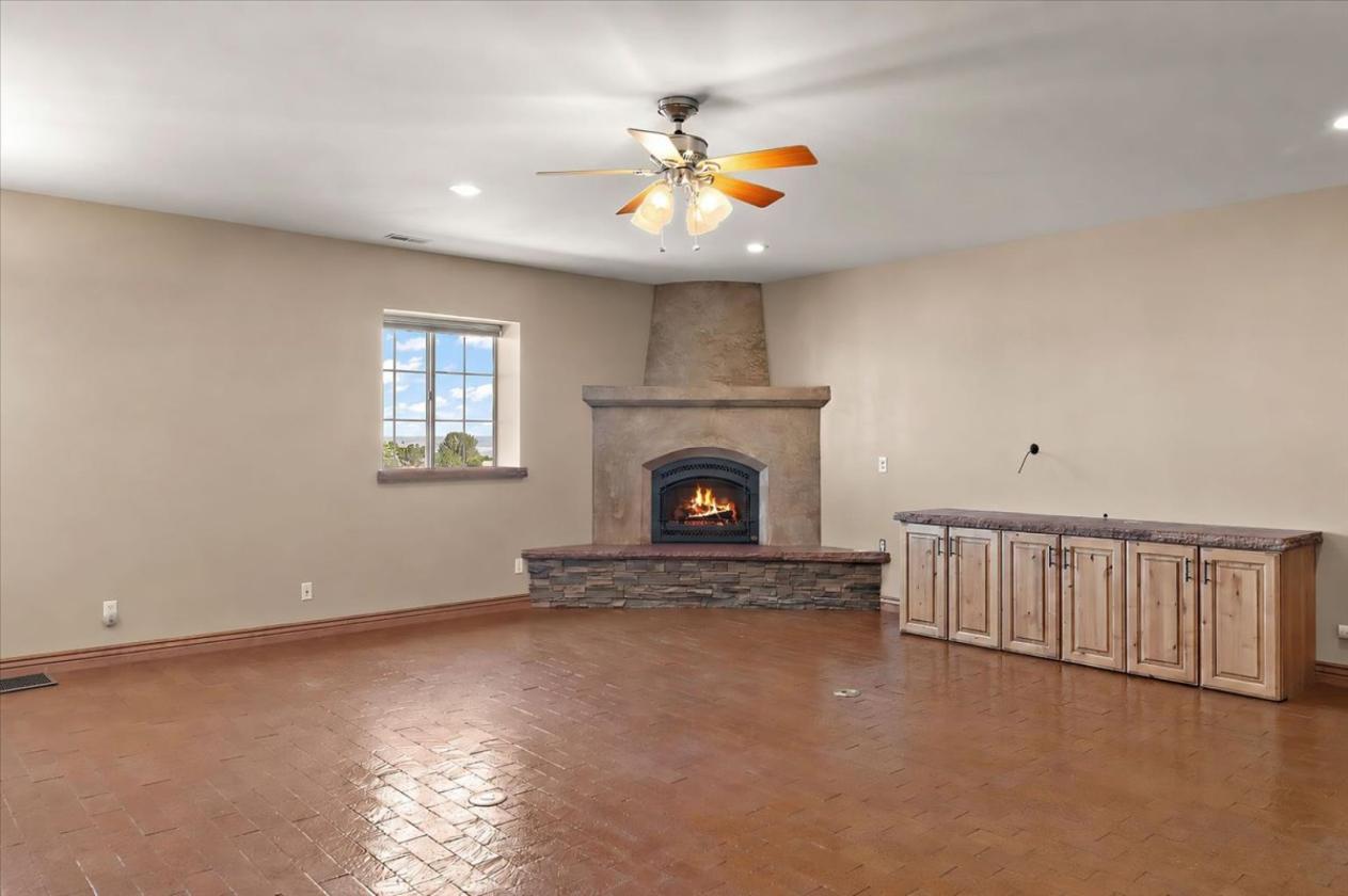 Pueblo ranch with 27,125 sq ft building - photo 6
