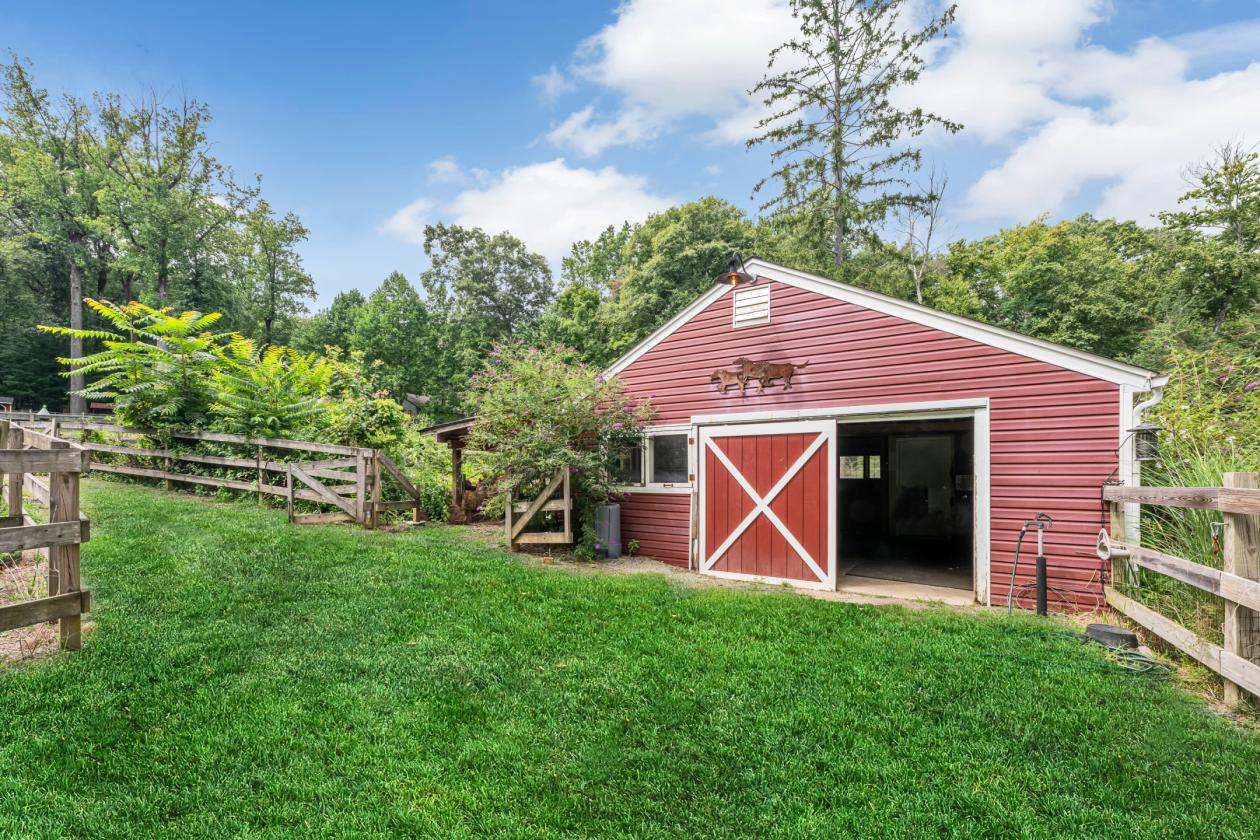 Horse Property on 6.5 acres with 3 stalls - photo 7