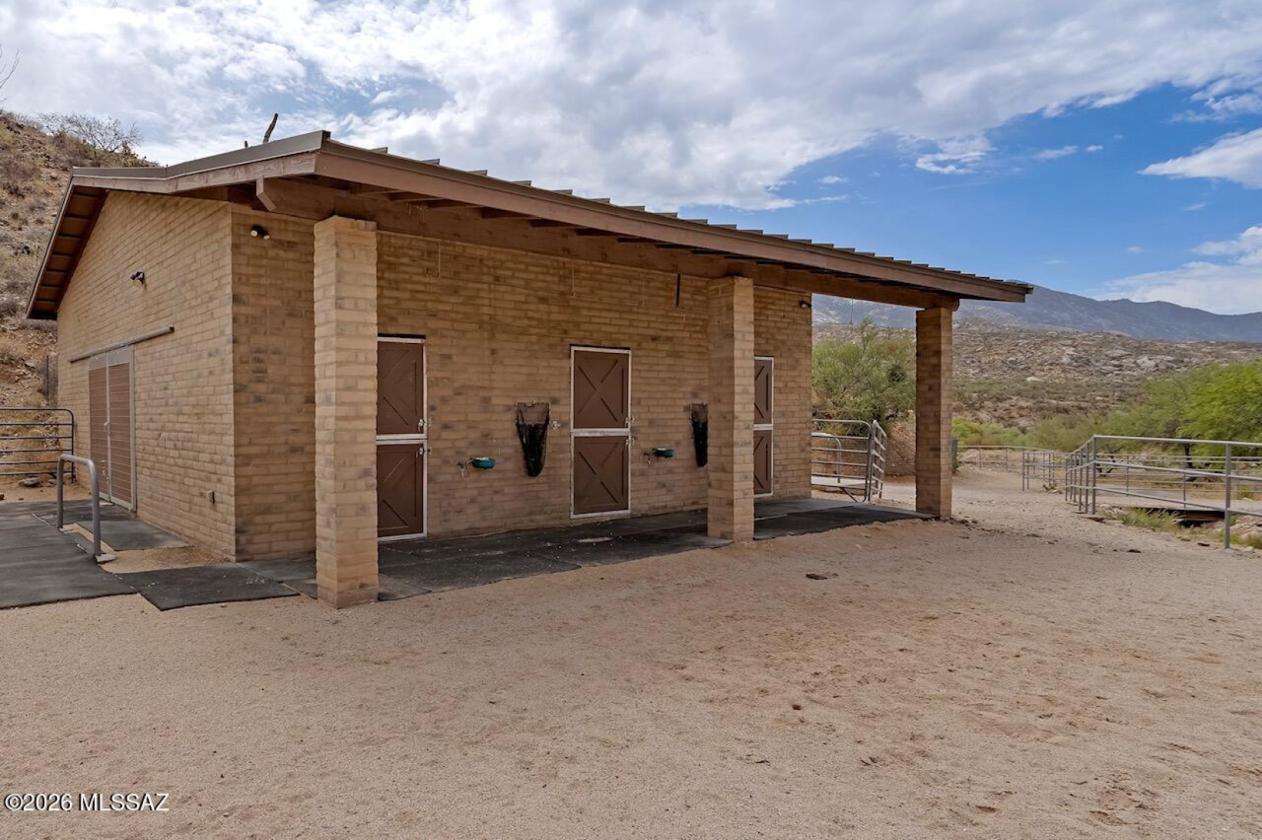 Private Ranch Estate with Stables - photo 7